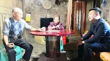 興瀘集團(tuán)下派的第一書(shū)記王順飛走訪貧困戶(hù)